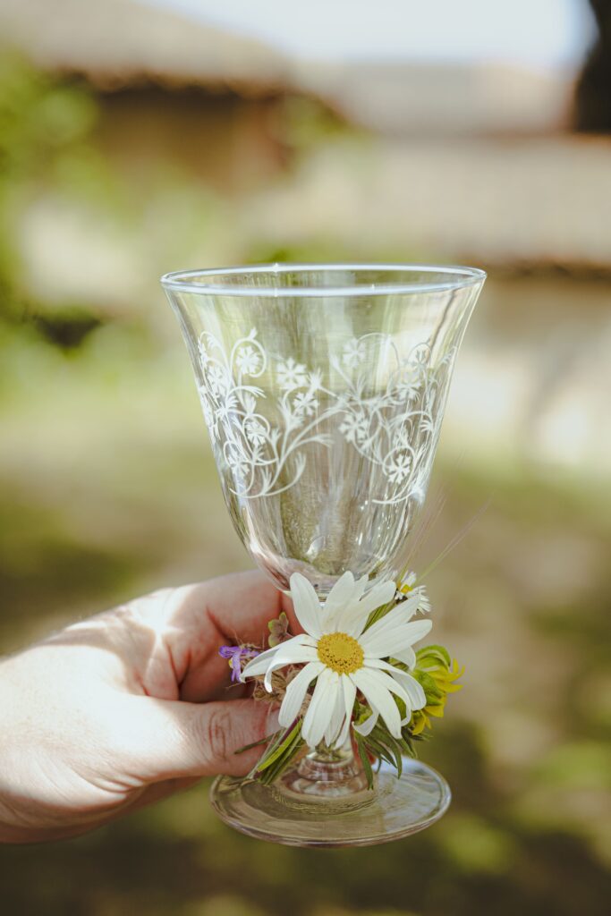 Location de verre vintage avec composition fleurie