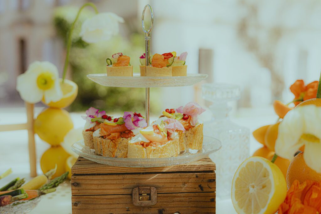 Présentoir à étages pour brunch de mariage, baptême ou anniversaire dans le Tarn