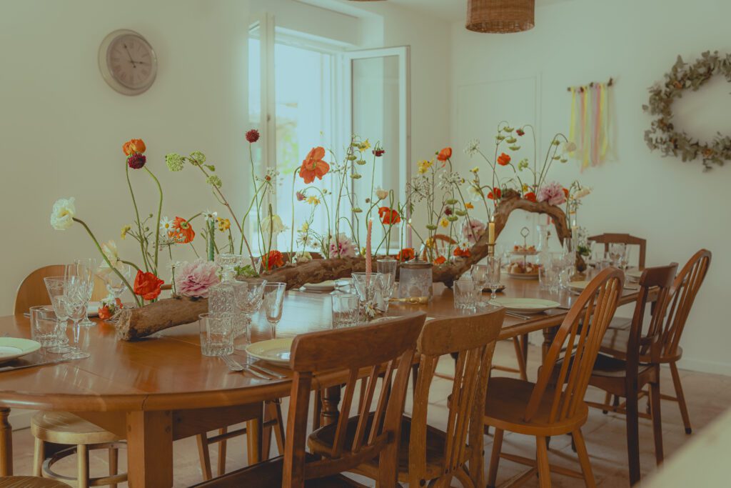Centre de table tronc fleuri nature pour un événement dans le Tarn