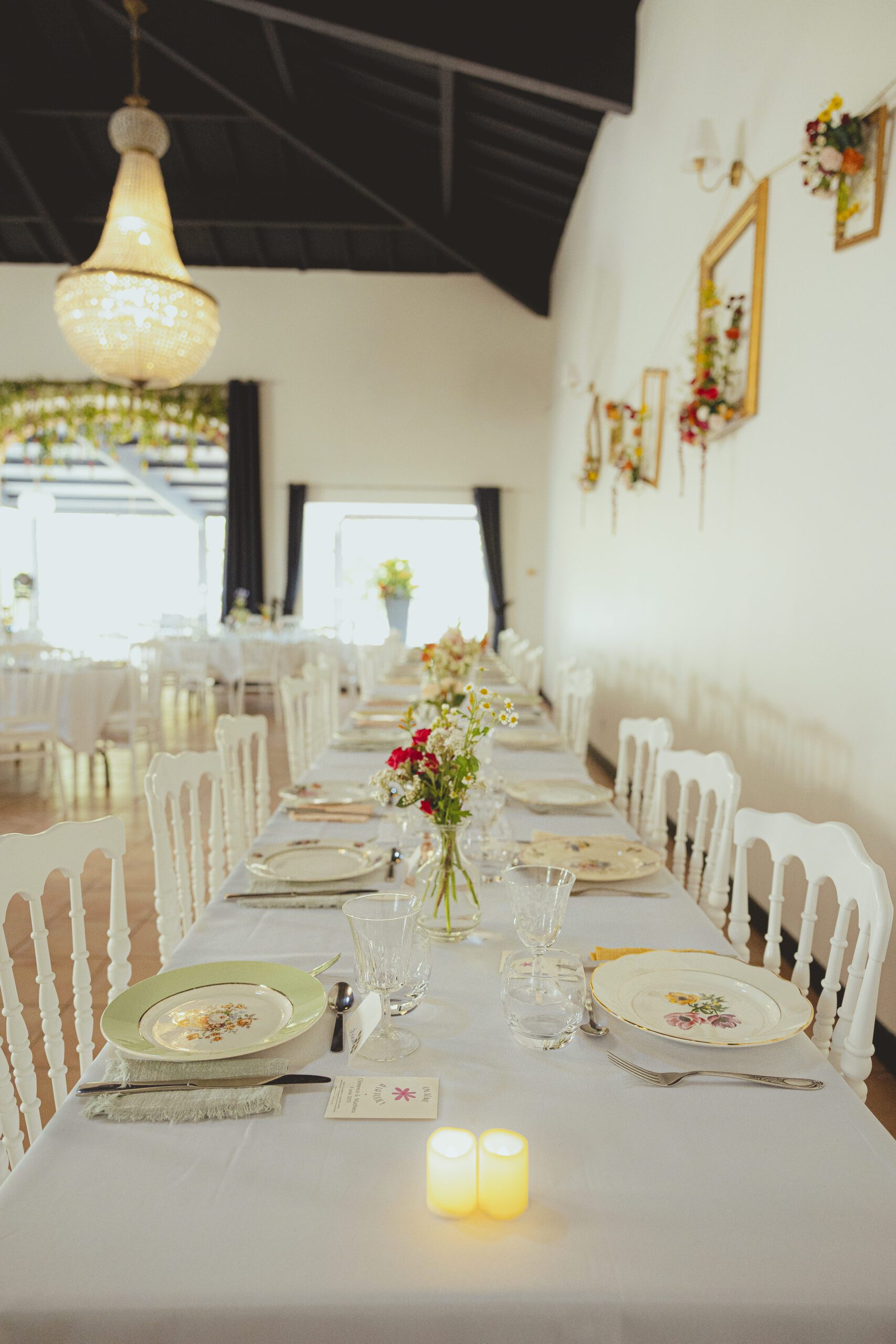 Décoration de salle de mariage trop blanche et sombre