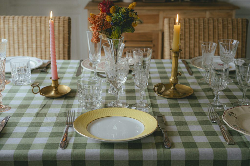table témoin pour de la vaisselle pour un mariage vintage dans le Tarn