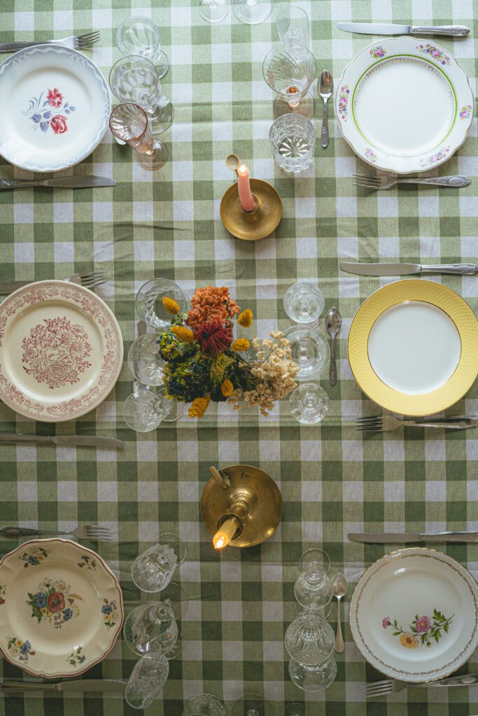 Créer une table avec de la vaisselle vintage et une nappe colorée à Albi dans le Tarn