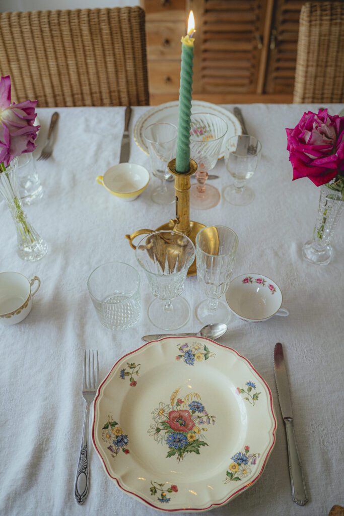 Créer une table avec de la vaisselle vintage et une nappe blanche à Albi dans le Tarn